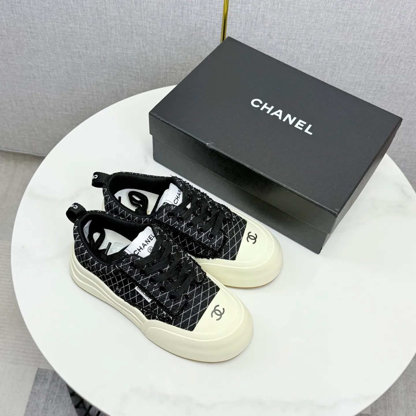 👟👟Ex-factory price 600👟👟Chanel Panda Shoes! 2025 counter's top casual sports shoes, this classic design; the upper is in the style of electric embroidery with various techniques; the outsole is fashionable and sporty; the unusual inclusion of a variety of color matching elements... The diversified mix and match is very good-looking and versatile, and can be used for leisure, fashion, sports, and outdoor... ꫛꫀꪝ Go➫ Materials: ❶Upper made of: original imported first-layer silk cowhide + original version waterproof cloth + original first-layer cowhide ❷Inner lining: Original Yangli+wang ❸ Outsole based on: Original TPU combination outsole Counter boutique packaging complete set for women 35–41